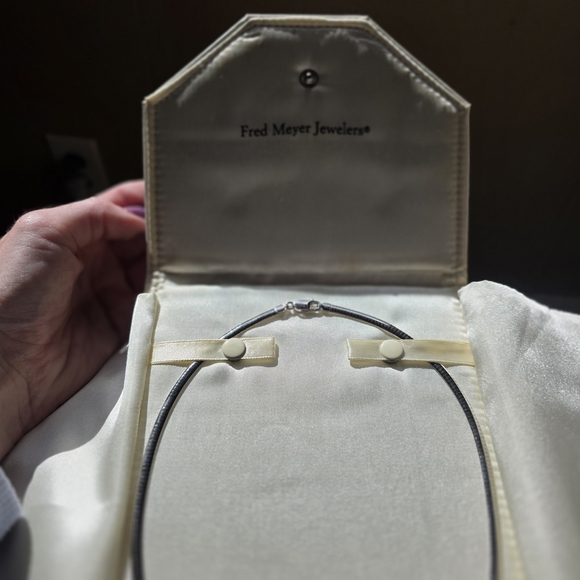 Sleek Silver Necklace for Women - Picture 5 of 6